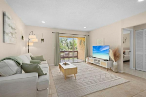 Boho Style 2bd 1 bath condo heated pool, 6 min Siesta